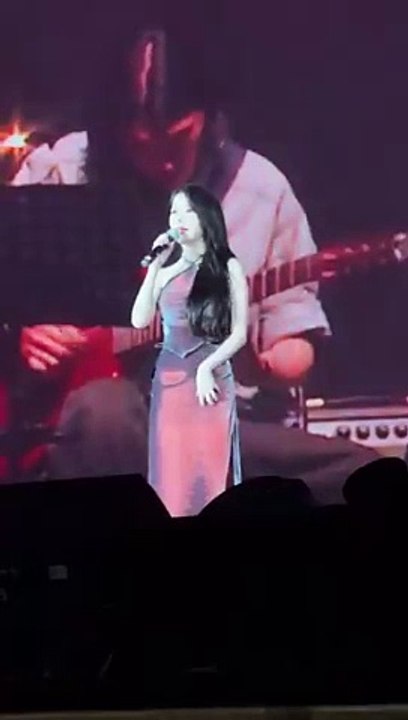 Senyuman Dan Ketawa Manis IU Kepada Penggemar