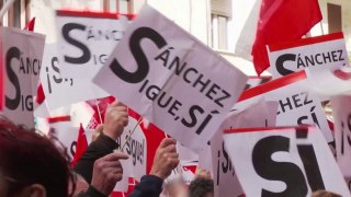 Miles de personas frente a Ferraz piden que Sánchez 