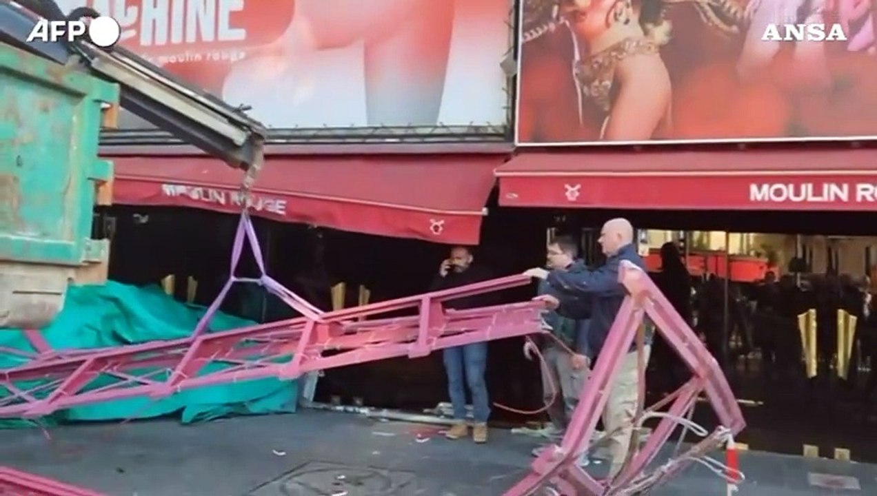 Parigi, cadute le pale e tre lettere del Moulin Rouge