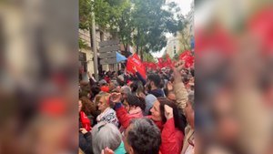Los manifestantes de Ferraz cantan "Pedro, quédate" al ritmo de Rafaellà Carrà