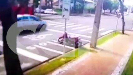 Câmera flagra acidente que deixou motociclista ferido no Centro