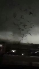 Tornado atinge cidade na China e deixa rasto de destruição