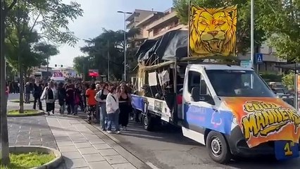 Descargar video: Il corteo della Wish Parade a Firenze: il video del rave itinerante per le vie della città