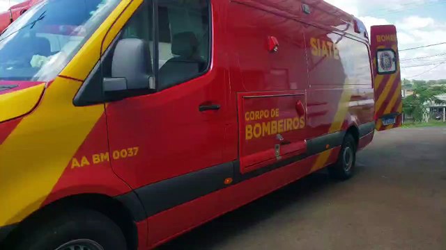 Motociclista sofre suspeita de fratura na perna após acidente de trânsito na Rua João Merlin