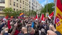 Militantes socialistas cantan 'La Internacional' en la manifestación de apoyo a Sánchez