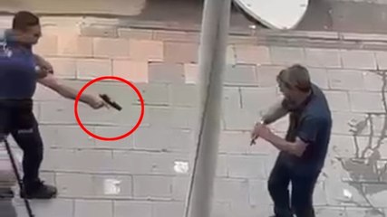 Télécharger la video: Polis, 2 grubun taşlı ve sopalı kavgasında bir saldırganı bacağından vurdu; o anlar kamerada