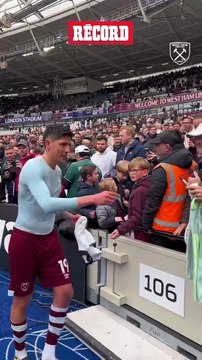 ¡ENORME GESTO! EDSON ÁLVAREZ FIRMA LA PLAYERA DE UN AFICIONADO MEXICANO TRAS EL PARTIDO DEL WEST HAM