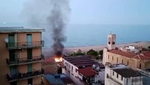 A fuoco il pontile di Romagnolo a Palermo