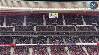 La afición del Atlético profirió insultos racistas contra Nico Williams y Martínez Munuera paró el partido