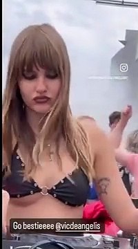 Maneskin, Victoria De Angelis dj scatenata all'Hangar Festival di Bruxelles