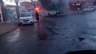 Ônibus é queimado em Salvador após dois homens morrem em confronto com a Rondesp
