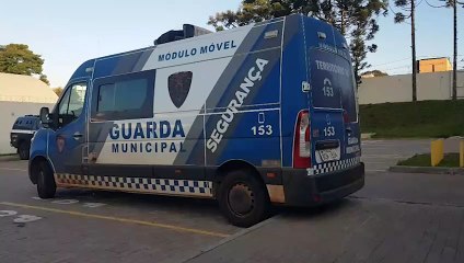 Mulher é detida enquanto tomava banho na Praça do Migrante