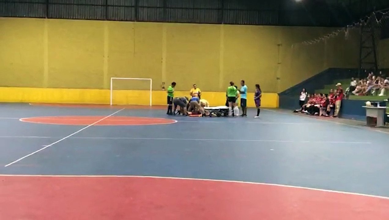 Mulher sofre luxação em cotovelo ao cair durante jogo de futsal