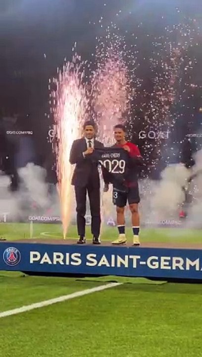 La petite #surprise réservée au #public avant le coup d'envoi du match, #Nasser Al-Khelaïfi a pris la parole aux côtés de Warren Zaïre-Emery pour annoncer la #prolongation du prodige.