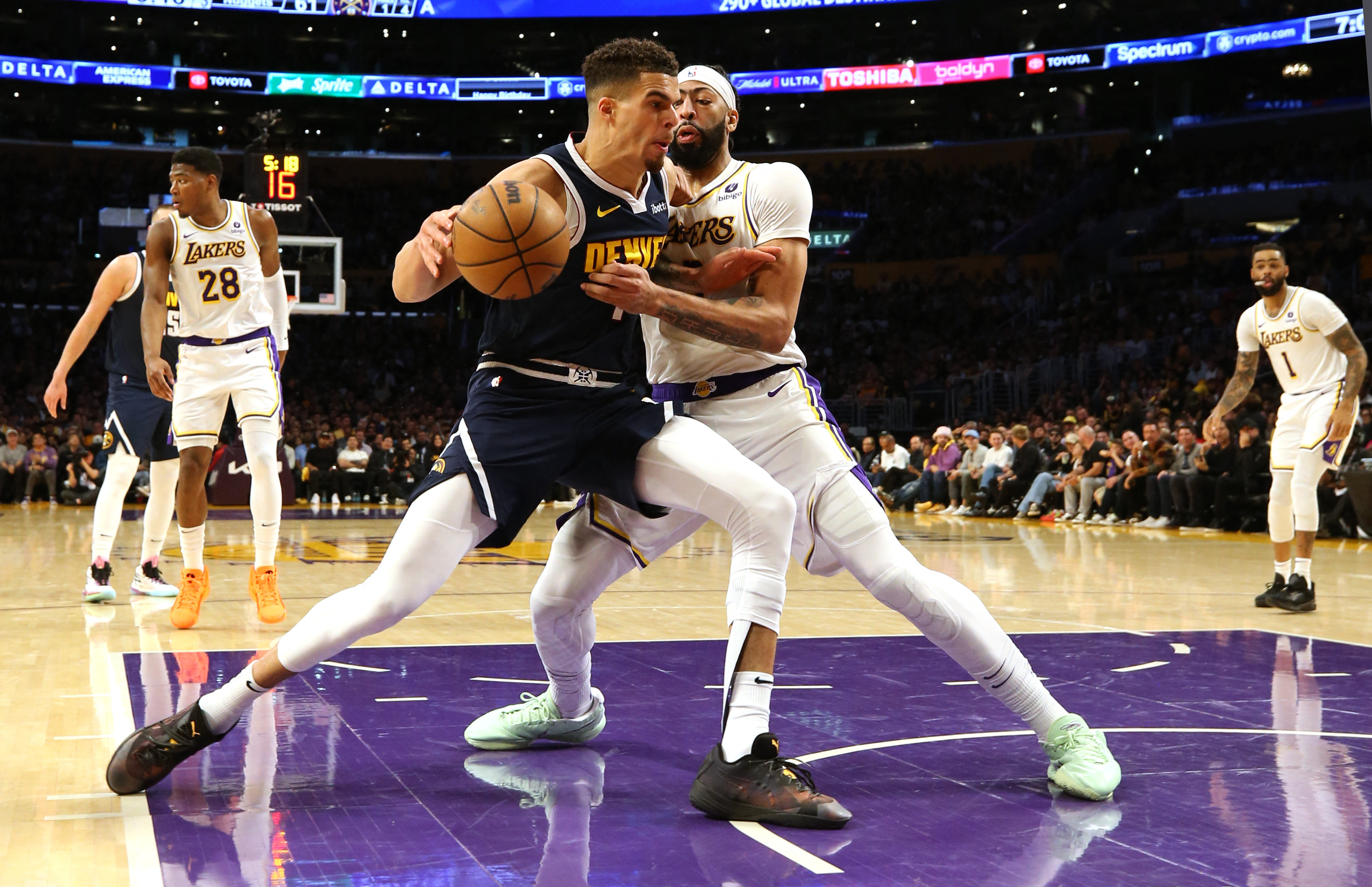 NBA : Les Lakers se maintiennent en vie contre Denver