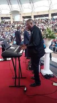 #laurentgbagbo l’ancien #president de la #star de la #scene ! Il se mue en #artiste et #interprete un air en #livemusic sûr un #clavier #electronique à #abidjan (#puristes : l’#idée est de #placer des #motsclés )