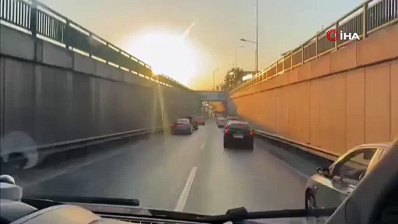 Bursa'da ambulansa fermuar sistemi ile yol vere...