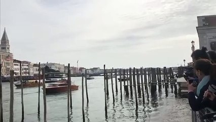 Il Papa in barca tra i canali di Venezia