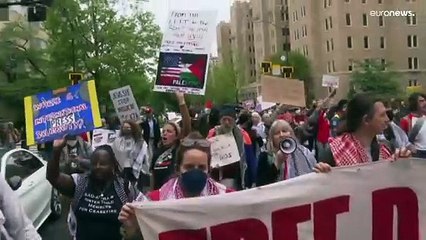 "عار عليكم".. مظاهرة داعمة لغزة أمام حفل عشاء مراسلي البيت الأبيض الذي حضره بايدن