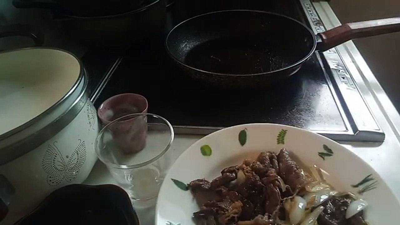 牛肉と玉ねぎと米(焼きヌメリ)で(4/28の)昼飯を表現と反省をすることができた。