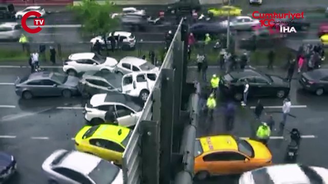 Büyükdere Caddesi'nde çok sayıda aracın karıştığı zincirleme kaza meydana geldi.