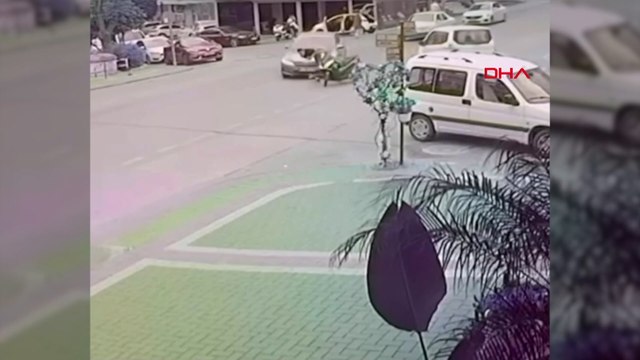 Otomobille çarpışan motosikletin sürücüsü metrelerce sürüklendi