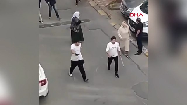 İstanbul'da hatalı park tartışmasında sopalı bıçaklı grup şoförü darbetmeye çalıştı, minibüse saldırdı