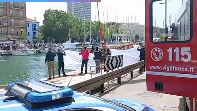 Si getta nel porto canale a Rimini: il video