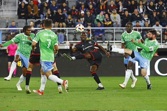 بينتيكي يحتفل على طريقة ليبرون جيمس