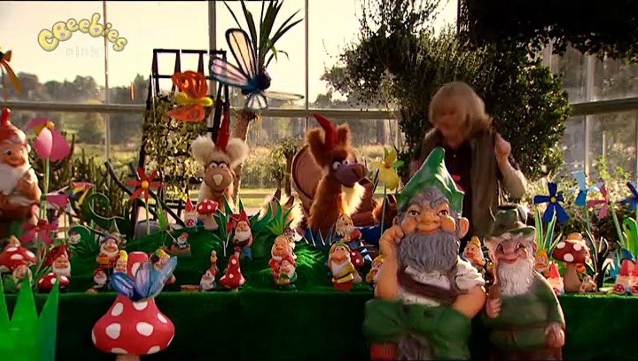 Nuzzle and Scratch Frock and Roll: Gnomes