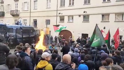 G7 a Venaria: Gigantografia di Biden distrutta in protesta 🔥