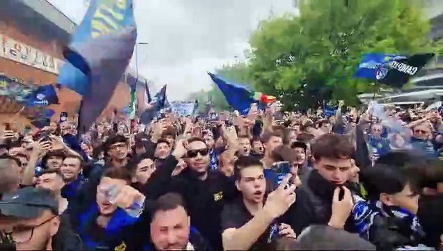 Festa dell'Inter, il passaggio del pullman della squadra e il giubilo dei tifosi
