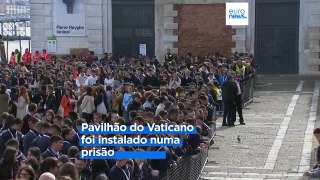Papa visita Bienal de Veneza pela primeira vez na história