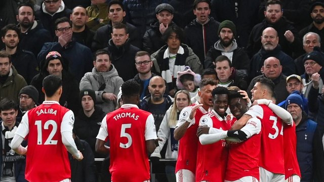 Arsenal domine le Derby contre Tottenham et prend le leadership.