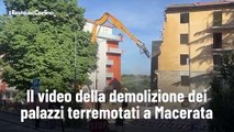 Il video della demolizione dei palazzi terremotati a Macerata