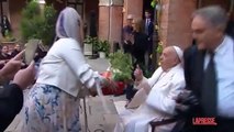 Venezia, le detenute della Giudecca regalano al Papa un cesto con saponi e bagnoschiuma: «Mi devo truccare?»