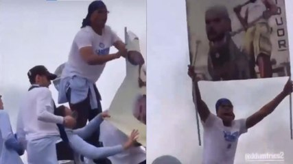 Video, Dumfries mostra uno striscione contro Theo Hernandez alla festa scudetto dell'Inter