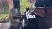 Tchouameni vuelve a arrasar en Instagram tocando el piano