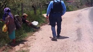 Policías hondureños ayudan con su carga a abuelitos