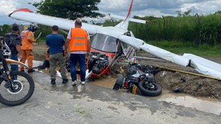 Avioneta cayó en la vía Cartago - Ansermanuevo sobre motociclista que pasaba por la vía