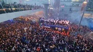 Festa scudetto, il pullman dell'Inter sotto la sede del club: cori e fuochi d'artificio