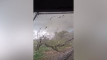El impactante momento en que el tornado se 'engulle' a un tren grabado desde dentro