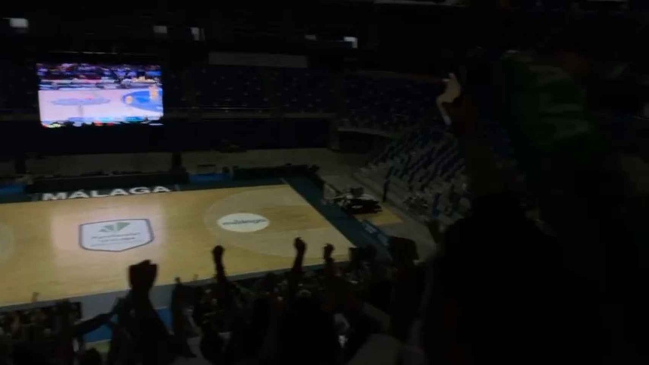 La afición del Carpena eufórica al finalizar el partido contra el Lenovo Tenerife