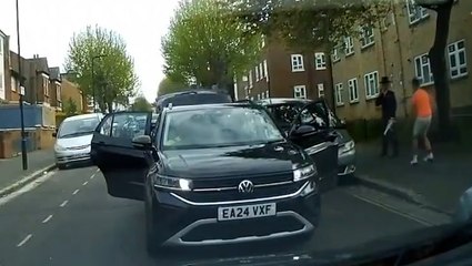 Moment men appear to try and ‘force Jewish pedestrian into car boot’ in London