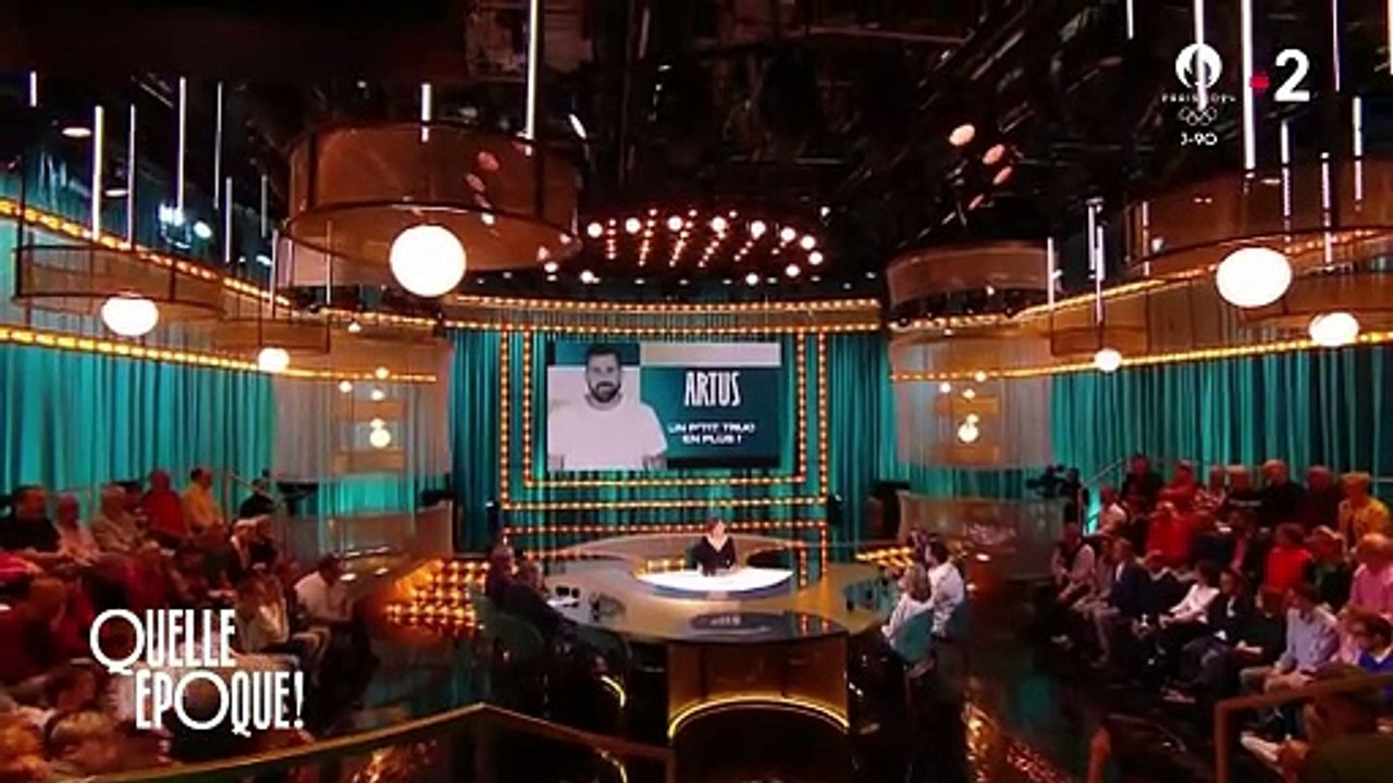 Léa Salamé reçoit Artus sur le plateau de Quelle époque ! sur France 2.