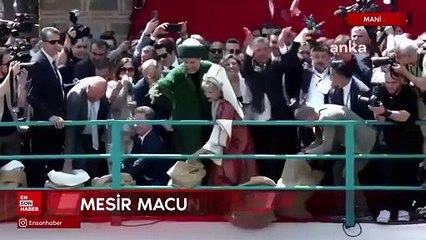 Özgür Özel Manisa'da mesir macunu saçtı