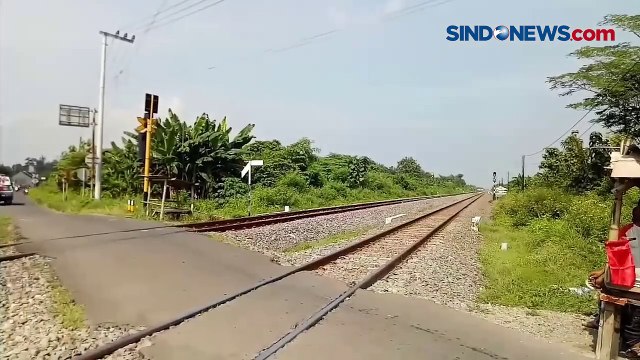 Kecelakaan Minibus vs Kereta Api di Perlintasan Tanpa Pintu, 1 Keluarga Luka Serius