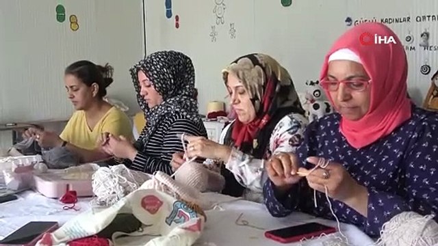 Depremzede kadınların elinden çıkan amigurumi bebekler, 300 ile bin 300 TL arasında alıcı buluyor