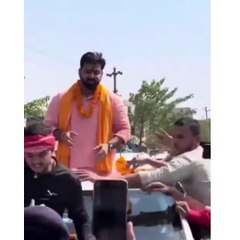 रोड शो में बेकार हुई पवन सिंह की 2 करोड़ की कार