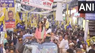 पश्चिमी दिल्‍ली AAP उम्‍मीदवार के लिए सुनीता केजरीवाल ने किया रोड शो